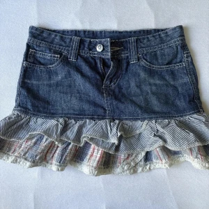 Jeanskjol med volang  - Jätte söt kjol! Som är så fin skriv vid fårgar❤️