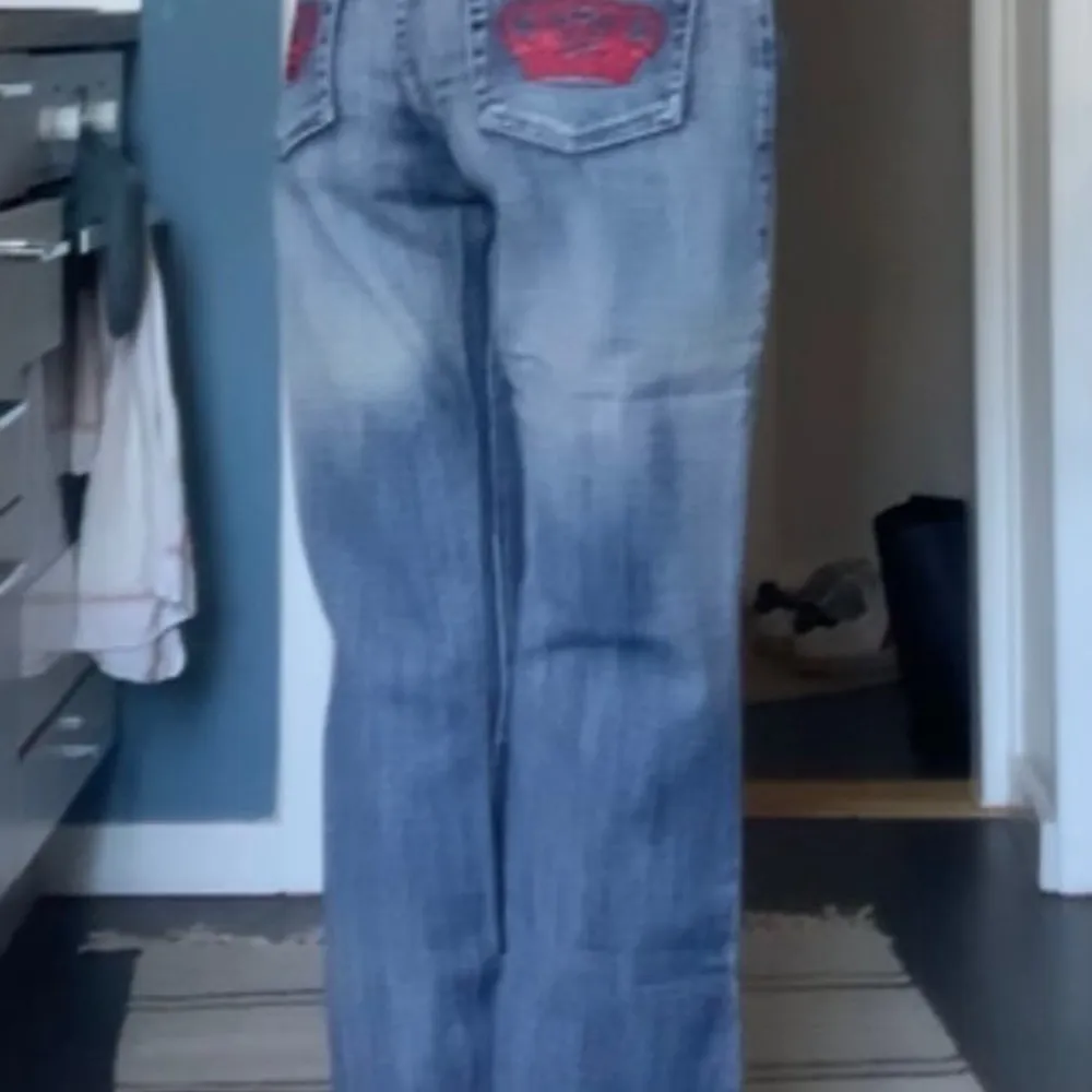 Jeans från Victoria Beckham i storlek 29/32 (små i storlek) midjemått: 78cm. Jättesnygga och går hela vägen till marken på mig som 172cm🌸. Jeans & Byxor.