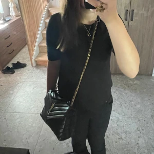 Ysl väska small - jag vill inte längre ha denna väska och undra om nån ville byta min ysl väska mot en annan ysl väska eller nått annat märke