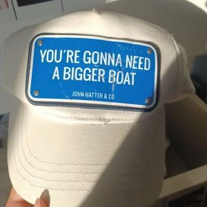 Vit keps - Lite smusig och det är skrapor på kepsen 