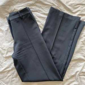 kostymbyxor venderbys - kostymbyxor från venderbys. något noppriga på benen.