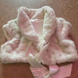 Assnygg pälsjacka - Cropped vit pälsjacka som är assnygg och passar xs-s inga skador! Priset kan alltid diskuteras