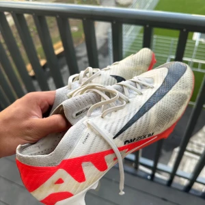 Nike Mercurial Vapor Elit FG strl 44 - Säljer dessa för 500 kr eftersom sulan har spruckit lite, priset kan diskuteras vid snabb affär.