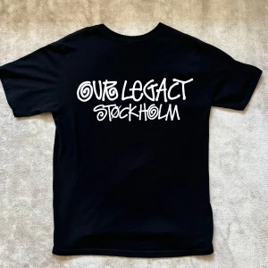 OUR LEGACY X STUSSY T - Aldrig använd OL t-shirt, lite boxy oversized fit