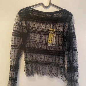 Glitter blus  - Svart blus med små paljetter på. Aldrig andvänd. 