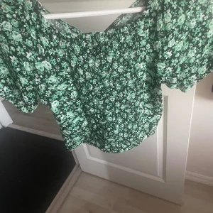 Blus  - Helt ny blus från Lindex, aldrig använd pris lappen kvarstår. Säljer toppen för 150 kr. Kan gå ner i pris vid snabb affär. Öppen med pris förslag. Hör gärna av dig!.