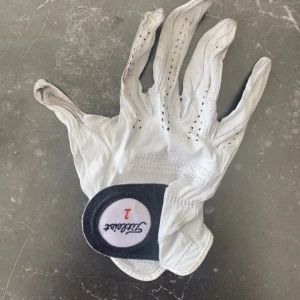 Titelist Handske Till Golf - Jag behöver en godispåse 😭 Det är högerhänt och jävligt sliten men titelist är titelist och den är väldigt spelbar har tom tvättat den