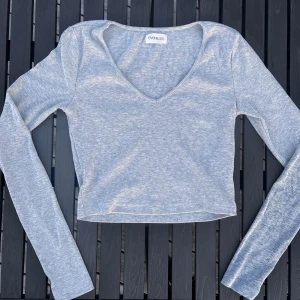 Långärmad tröja - Långärmad grå tröja i mycket bra skick💓