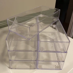 Förvaring lådor - Små genomskinliga lådor att lägga tex smink i. ✨ Totalt 7 st • kan säljas styckvis om inte alla behövs👍🏻 ~Finns repor på även klister från prislappen kvar som jag inte fått bort helt.  ~Hör av dig vid köp av färre än det totala antalet (styckvis 10kr)