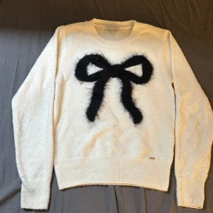 Stickad tröja  - Jätte fin tröja i bra skick💕 Säljer denna då den inte är min still länge och inte kommer till användning.