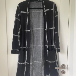 Me&i kofta - Använd tre gånger för länge sedan och är i nyskick! Tryck gärna på köp nu❤️