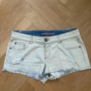 Super snygga lowrise jeans shorts💕💕💕 - Super super snygga!! Säljer pga av att de är för stora för mig!  Obs: Knappen sitter lite löst Annars är de perfekt skick Är lite osäker på storleken så rekommenderar att man kollar måtten i bilden💓💓💓