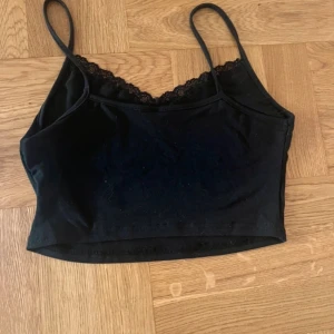 Tröja - Den är kort i storleken och den är ny tvättad 