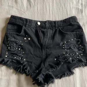 Ascoola shorts med nitar - Snygga jeansshorts med nitar som inte kommer till användning💓 passar mig med storlek s/36 