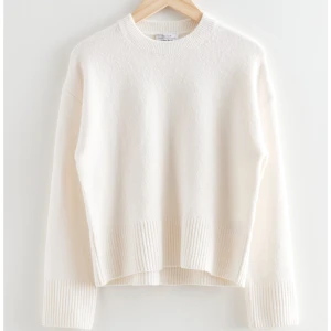 &otherstories stickad💗 - Köptes i höstas men har ej kommit till användning så mycket, därav i väldigt bra skick, bara att när jag fick den hade den en liten defekt (sista bilden) men inget som syns jättemycket💖💖 Strl L men sitter bra oversized på mig som har S💗 Nypris 490kr💖