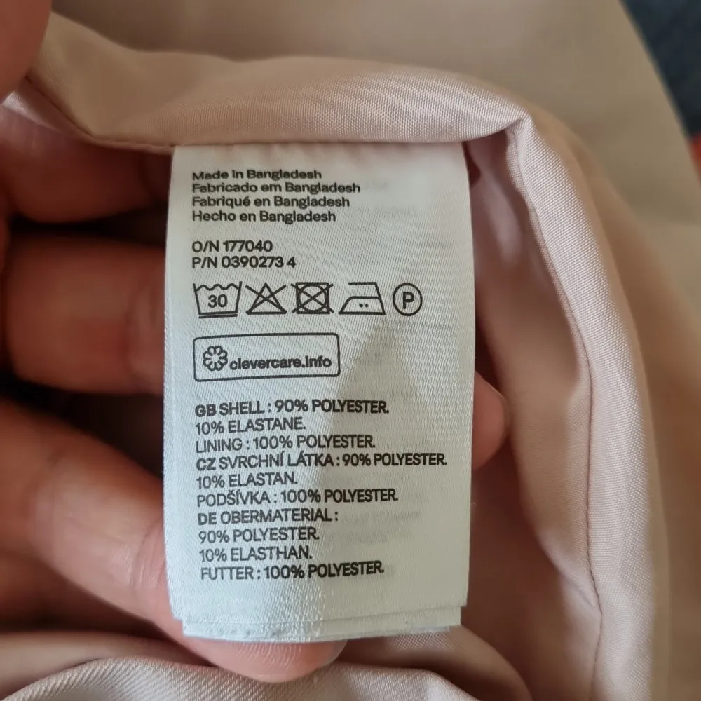 En elegant ljusrosa kavaj från H&M i storlek 34 (dam XS). Kavajen är tillverkad av 90% polyester och 10% elastan, med ett foder av 100% polyester. Den har långa ärmar och en klassisk krage.. Takit.