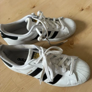 Adidas superstar  - Använda ett fåtal gånger men lite smutsiga men borde gå att tvätta bort🤍. En aningen stora i storleken 
