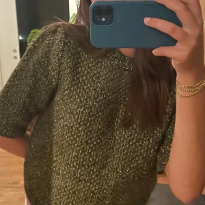 Stickad kortärmad - Säljer denna såå snygga gröna kortärmade!! Säljer pågrund att den inte längre kommer till användning, mycket sparsamt använd och mycket bra skick💕 Passar perfekt till finare tillfällen och till vardags, har fått enormt mycket komplimanger för denna! 