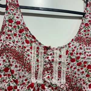 Fin o skön topp  - Mycket bra skick nästan ny topp från H&M i storlek 42. Den är finare i verkligheten än på bilderna och när den på . 