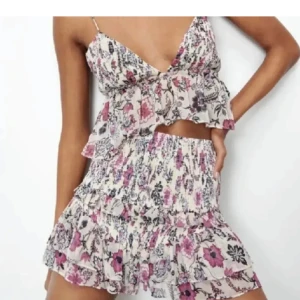 Zara topp - Blommig topp från zara, nyskick ❤️
