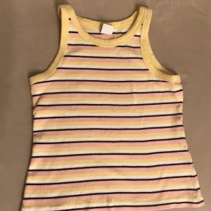 Topp  - Randig topp med rosa, gula och svarta ränder 