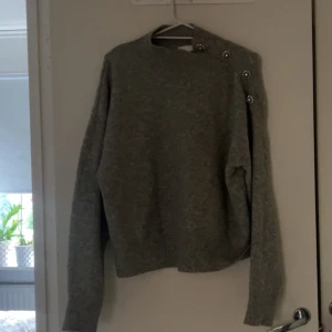 Grå stickad tröja - En grå stickad tröja med jättefina diamant detaljer.
