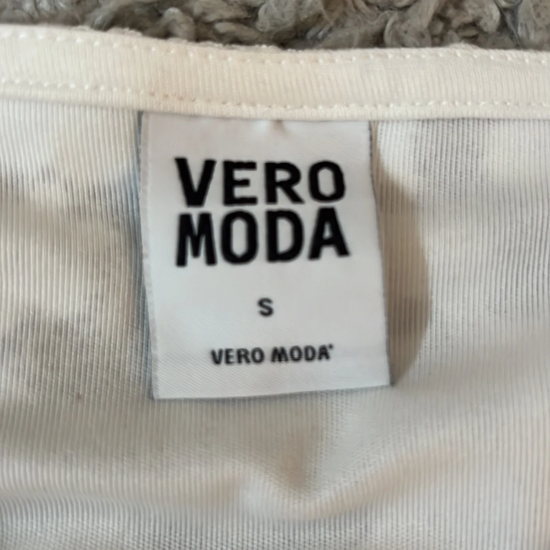  Vit t-shirt med detaljer  - 91