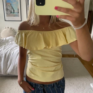 Gul volangtopp - Jättesöt gul volangtopp från Gina. Går att ha både off shoulder och vanligt. Stpr storlek M men skulle säga att den passar S oxå💛💛💛