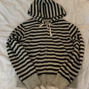 zip-up - söt tröja som inte kommer till användning längre. 