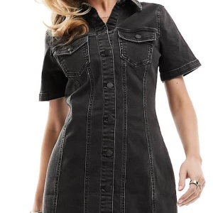 Svart jeans klänning - Säljer denna , använd 1 gång! Sitter som en smäck! Så snygg!