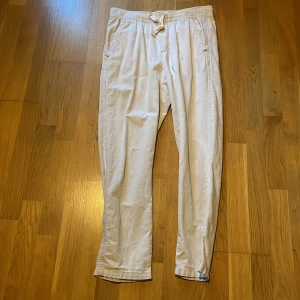 Zara linnebyxor  - Bra skick och knappt använda linnebyxor från zara i storleken smal, säljer pågrund av att dem är försmå. Nypris 400kr