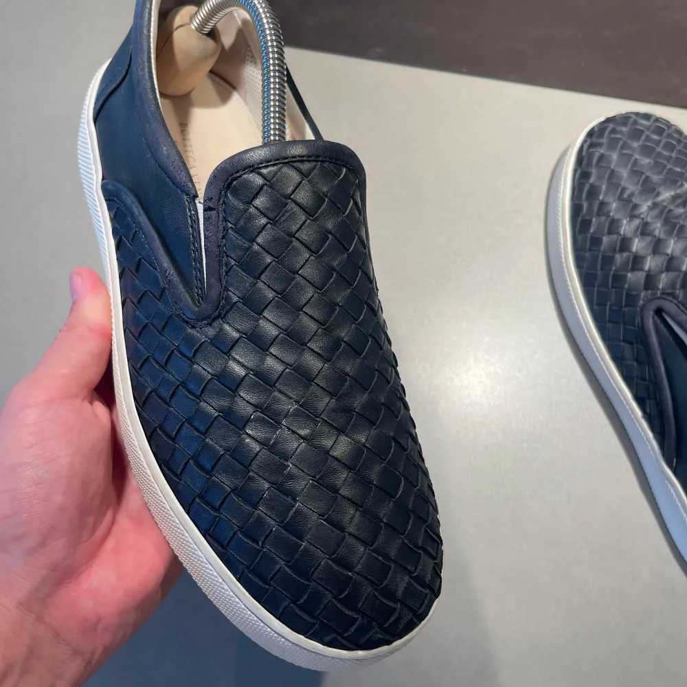 ‼️VI TAR EJ BYTEN‼️ Bottegaveneta slip-ons | Skick: 8,5/10 | Storlek 39 fits 40 - 40,5 | box & skopåse ingår | Fraktar inom 24H efter köp på köparens bekostnad 📦💨 | Hör av dig vid minsta fråga eller fundering 💭 . Skor.