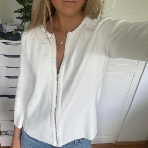 Trekvartsärmad kofta - 3/4 ärmar kofta ifrån Filippa k. Typ den mest perfekta koftan som funkar året om. Bra kvalite och bra skick! Stolek m men passar absolut mindre