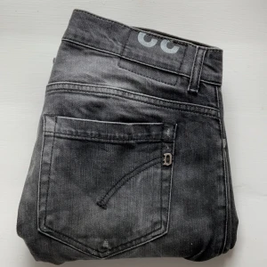 Dondup george - Säljer dessa sjukt feta gråa dondup George med slitningar Köpta för 2500 Säljs för 899