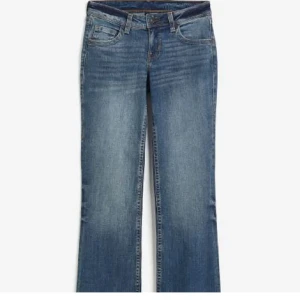 Bootcut/flare jeans! - Fina jeans från h&m som är slutsålda hela tiden, storlek 32💕