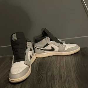 AIR JORDAN 1 MID - Storlek: 44 skick 9/10 precis som nya förutom lite smutsiga använd 5 gånger och pris kan diskuteras