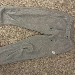 Byxor - Grå Nike byxor jättesköna och bra skick