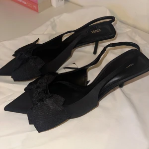 Klackskor med rosett - Helt nya oanvända, storlek 38 från zara