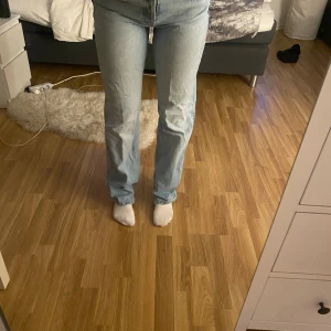 Zara jeans - Jätte snygga och sköna jeans som jag sytt ihop lite extra vid midjan, ny skick då de knappt är använda! 
