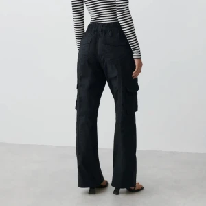 Cargo pants från Gina - Köpta förra sommaren och använda max 10ggr, de är ganska långa för mig och har svårt att hitta bra skor att matcha de med. Nypris 499kr, pris kan diskuteras vid snabb affär💖