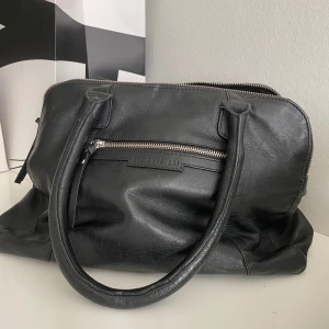 Stockholm LM väska  - Väska jag köpt hör på Plick innan💕köpte för 400kr💕stor och rimlig, får plats med en dator. Knappt använd 