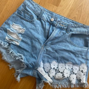 Ljusblåa shorts - Här är ett par ljusblåa shorts i fint skick. Shortsen köpte jag på shein för 2 år sedan och har inte användt de mer än fåtal gånger pga att de är för små för mig. Shortsen är i storlek S. Pris kan diskuteras