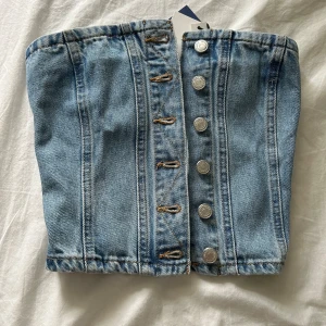 Denim topp - Säljer en helt oanvänd jeans topp från pull & bear i storlek xs (liten i storleken). Säljer på grund av att det var fel storlek för mig.🫶🏻