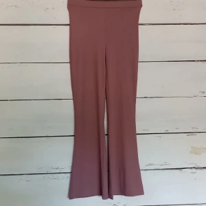 Ribbad byxa - Jätte bra skick, färgen är mer ljus lila Skicka för mer bilder Lager 157 model kassie