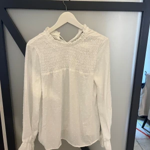 Blus - Gullig vit blus från shein! Aldrig använd, alltså inga defekter! Är i st S men passar M och L också!