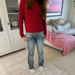 Fin randig tröja - Fin randig tröja med dragkedja där bak! Köpt secondhand med väldigt fint skick!💕