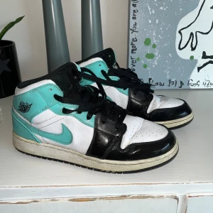 Jordans  - Säljer ett par jordans för 400kr. Köptes för 1500kr. Använde en del innan men nu ligger dem bara i skolådan. Dem är lite creasade men finns säkert metoder som kan lösa de. Priset går såklart att diskuteras. 