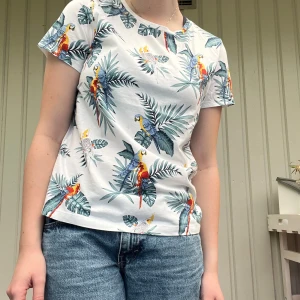 Söt t-shirt  - Jättegullig t-shirt! Nyskick, köpt i Thailand 🌴 Hör av dig vid intresse och tveka inte med att ställa frågor 🥰
