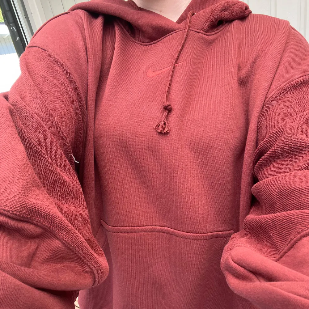 Ny med tags!  Ordinarie pris ca 900 kr❤️ Hör av dig vid intresse och tveka inte med att ställa frågor🥰. Hoodies.