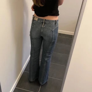 Lågmidjade jeans - Lågmidjade boocut jeans men unika detaljer. Passar bra på mig som är cr 160. Uppsydda någon cm längst ner men inget som syns. Säljer då de inte kommer till användning längre. Hör gärna av er vid frågor❤️❤️